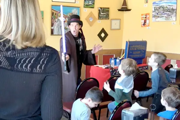 Read more about the article Creating Unforgettable Moments: Adam Stone Magic, the Festival Entertainer Extraordinaire